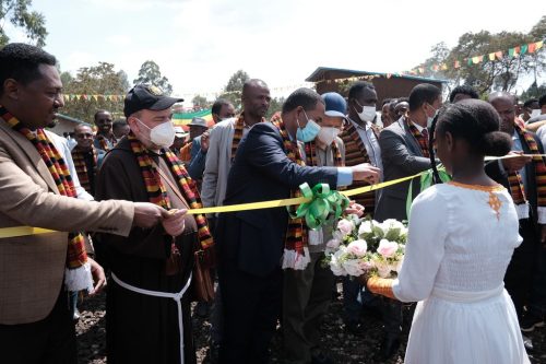 Sura-Koyo-iante-cutting-the-ribbon